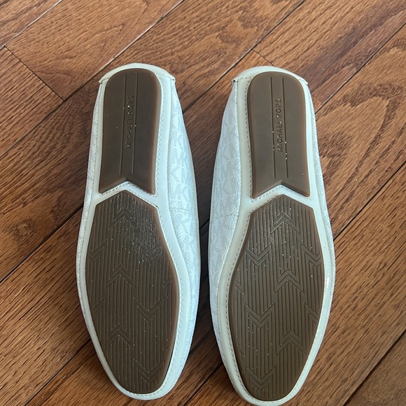 Michael Kors Lillie Moccasins Flats White/Silver - Picture 5 of 14